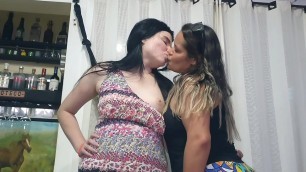 Paty Bumbum fica molhada ao preparar uma atriz para cena &excl;&excl;&excl; Branca De Neve Atriz  - Paty Bumbum